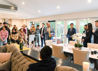 호주 시드니 로즈빌 고급 주택 3.36백만 달러 낙찰 A family from southern Sydney paid $3.36 million at auction on Saturday for a Roseville home with a garden retreat.CreditPeter Rae.smh.com.au