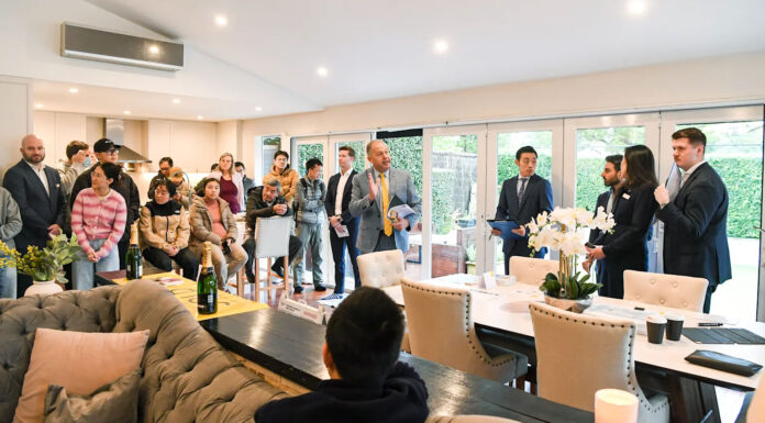 호주 시드니 로즈빌 고급 주택 3.36백만 달러 낙찰 A family from southern Sydney paid $3.36 million at auction on Saturday for a Roseville home with a garden retreat.CreditPeter Rae.smh.com.au