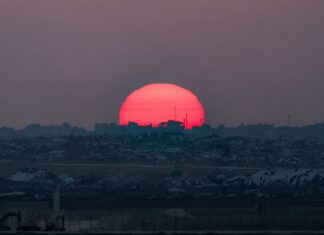 호주, 팔레스타인 국가로 공식 인정 발표 The sun sets over the Gaza Strip on August 10, 2025. (AFP)