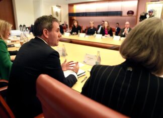 호주 경제개혁 라운드테이블 논의서 빠진 호주이민 현실은? Jim Chalmers went into the productivity day of the roundtable with a Treasury prediction that productivity was fine. (ABC News_Simon Beardsell)