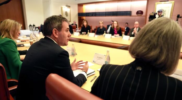 호주 경제개혁 라운드테이블 논의서 빠진 호주이민 현실은? Jim Chalmers went into the productivity day of the roundtable with a Treasury prediction that productivity was fine. (ABC News_Simon Beardsell)