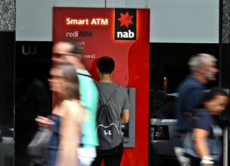 호주 국민, RBA 금리 인하로 저축 이자 타격 NAB is one of several banks to have dropped its savings rates. (Ben RushtonFairfax Media)