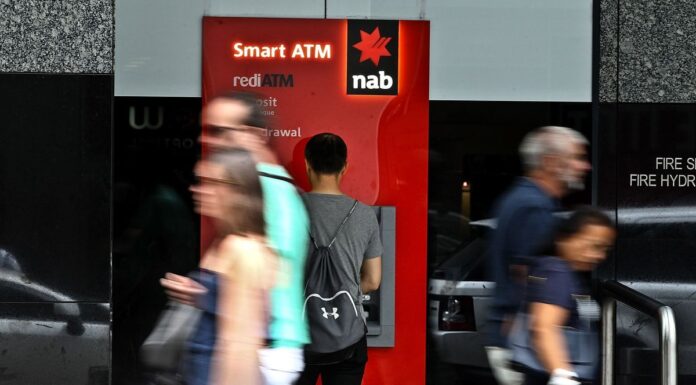 호주 국민, RBA 금리 인하로 저축 이자 타격 NAB is one of several banks to have dropped its savings rates. (Ben RushtonFairfax Media)