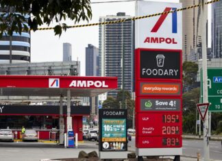 호주 앰폴주유소, 영국 소유 주유소 EG 1조 1천억에 인수 Ampol has launched a $1.1 billion takeover of EG Australia. (Louis TreriseAFR)