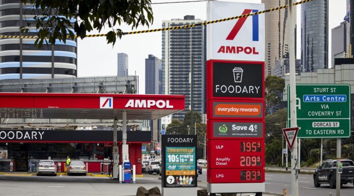 호주 앰폴주유소, 영국 소유 주유소 EG 1조 1천억에 인수 Ampol has launched a $1.1 billion takeover of EG Australia. (Louis TreriseAFR)