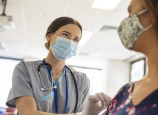 NSW 공공 보건 노동자 6만 명, ‘역사적’ 임금 인상 합의 The Health Services Union (HSU) today announced an 8.5 per cent pay increase over two years for public health workers in NSW. (Getty)