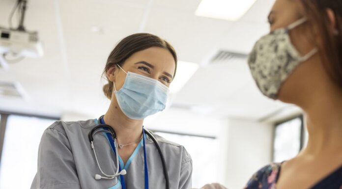 NSW 공공 보건 노동자 6만 명, ‘역사적’ 임금 인상 합의 The Health Services Union (HSU) today announced an 8.5 per cent pay increase over two years for public health workers in NSW. (Getty)