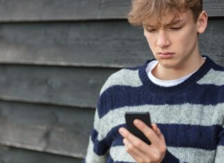 호주 시드니, 집 전화 부활이 주는 장점? Kids should be able to call their friends and stay connected, but they don’t need TikTok, Snapchat, or a thousand curated selfies to do that. Picture iStock_news.com.au