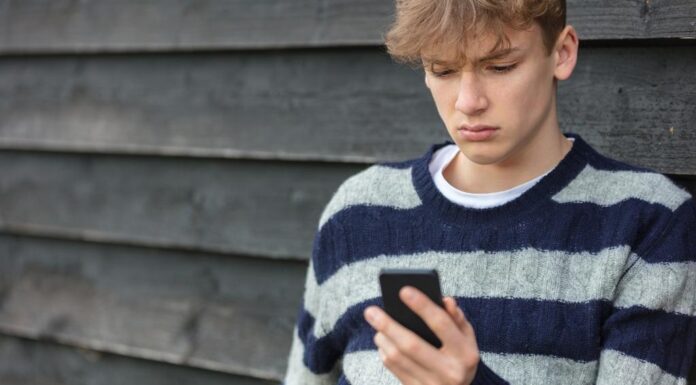 호주 시드니, 집 전화 부활이 주는 장점? Kids should be able to call their friends and stay connected, but they don’t need TikTok, Snapchat, or a thousand curated selfies to do that. Picture iStock_news.com.au