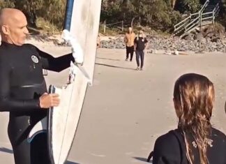 NSW 카바리타 해변에서 한 서퍼 상어 공격에 아찔한 탈출 .Video posted on Facebook shows the surfer standing with the remains of the board on the beach. (Nine)