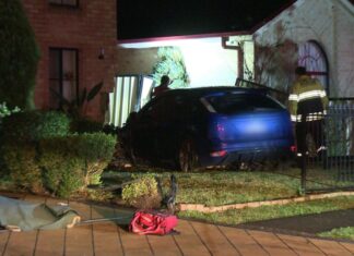 서부 시드니 도운사이드에서 경찰 추격 중 차량 주택 충돌 A 21-year-old man was arrested after a police chase ended in a terrifying crash in Sydney's Doonside. (Nine)