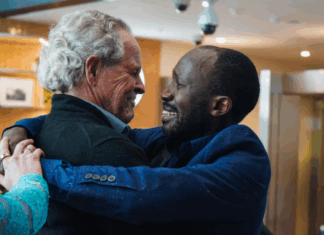호주 뉴캐슬 가족, 30년 만에 우간다 후원 아동과 재회 A hug three decades in the making between Bruce Anschau and Edward Kankaka. (ABC News_Bridget Murphy)