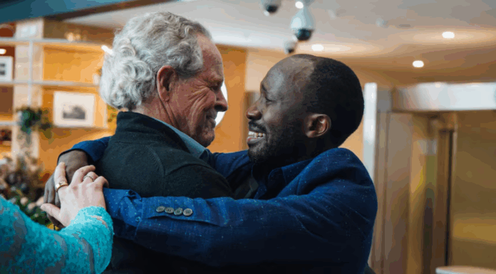 호주 뉴캐슬 가족, 30년 만에 우간다 후원 아동과 재회 A hug three decades in the making between Bruce Anschau and Edward Kankaka. (ABC News_Bridget Murphy)