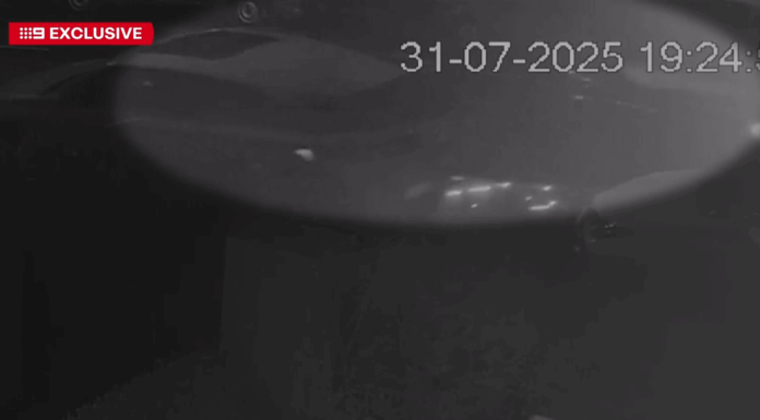 시드니 – 전직 스포츠 기자, 음주 사고 후 도주…CCTV 공개 CCTV has captured the moments after sacked Fox Sports reporter James Hooper allegedly crashed into three parked cars. (Nine)