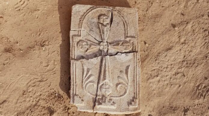 아랍 에미레이트에서 1,400년 전 기독교 십자가 발견 A stucco cross was discovered at a 1,400-year-old monastery in the United Arab Emirates. (Image credit_Department of Culture and Tourism — Abu Dhabi).PNG