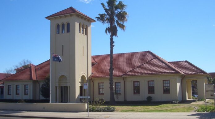 시드니 캠시에서 머리 흉기 피습 사건…용의자 3명 기소 Police were called to a hospital in Campsie at 8.45am after a man showed up to the ER with stab wounds to the head. (Nine)