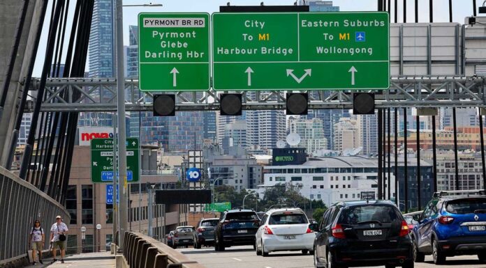 시드니 도심 고가도로 추락 사망 사건 The Western Distributor connects the Anzac Bridge and the Harbour Bridge. (Edwina Pickles)__9NEWS