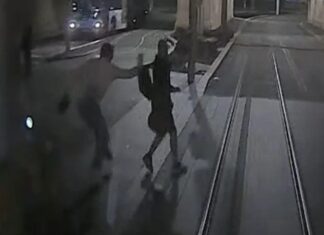 시드니 경전철의 아찔하고 아슬아슬한 사고들 Footage has been released showing a man being saved from being hit by a Sydney tram by someone yanking them by their backpack. Picture Supplied_news.com.au