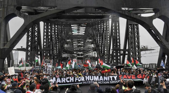 폭우 속 9만명 팔레스타인 지지 하버 브리지 행진 Pro-Palestinian protesters march across the Sydney Harbour Bridge to call for an end to Israel's war in Gaza. (Dean Sewell)_9news