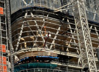 호주 시드니 아틀라시안 타워, 대형 목재 하이브리드 건물 공사 진행 중 A close-up reveals the 39-storey Atlassian Central Tower rising above Sydney’s Central Station. Dominating the skyline, the tower’s distinctive “timber habitats” span 21 of its floors.woodcentral.com.au