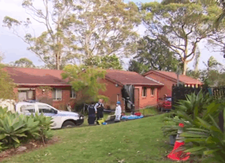 NSW 바토 베이, 77세 여성 화재 사망 사건 발생 Police are investigating after a 77-year-old woman was found dead following a suspicious house fire in Bateau Bay. (9News)