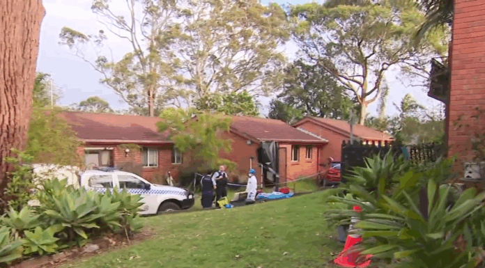 NSW 바토 베이, 77세 여성 화재 사망 사건 발생 Police are investigating after a 77-year-old woman was found dead following a suspicious house fire in Bateau Bay. (9News)
