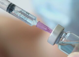 호주인 수천 명에게 300달러 백신 무료 제공 추진 A leading health organisation is pushing the federal government to make the $300 RSV vaccine free for thousands of vulnerable Australians. (9News)