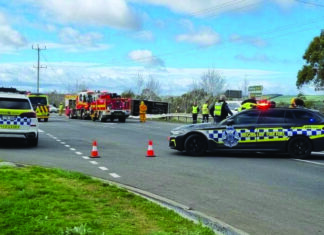 빅토리아 스톤헤이븐에서 학교버스 전복 사고 발생 A school bus rollover north-west of Geelong in Victoria. (Supplied), 9NEWS