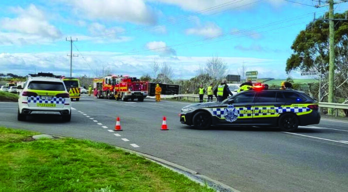 빅토리아 스톤헤이븐에서 학교버스 전복 사고 발생 A school bus rollover north-west of Geelong in Victoria. (Supplied), 9NEWS