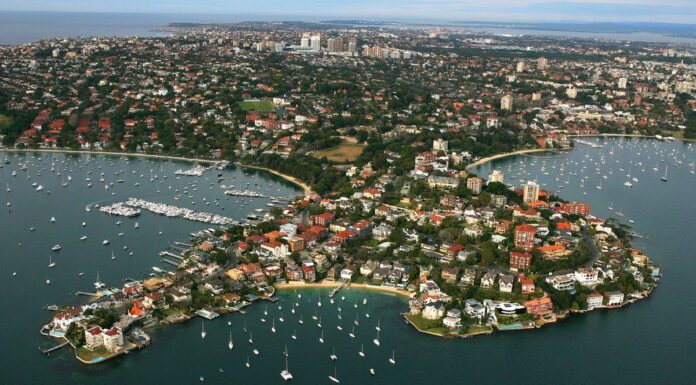 경제 정상회의, ‘부자 감세’ 논란 속 세제 개편 요구 Negative gearing has been criticised for favouring wealthy Australians at the expense of lower income earners. (Robert PearceNine)