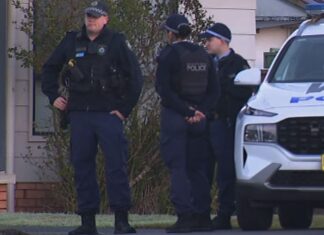 NSW 13세 교환학생, 호스트 패밀리 집에서 14세 소녀 칼부림 살인 혐의 기소 Police have arrested a 13-year-old girl over the alleged stabbing death of another girl. (Nine)