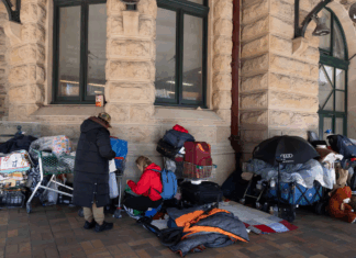 호주 노숙자 23% 12-24세 ‘불안장애’ Rough sleepers, having been moved on from other places in Central station, set up in a spot exposed to the elements but covered by a security camera. Photograph: Jessica Hromas/The Guardian