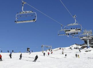 호주 페리셔 스키 리조트, 스노보드 사고로 20대 남성 사망 Skiers and snowboarders coming down the Legends run alongside the new Mt Perisher 6 chairlift on the opening day of the chairlift, at Perisher resort, on Friday 27, June 2025. (Alex Ellinghausen)