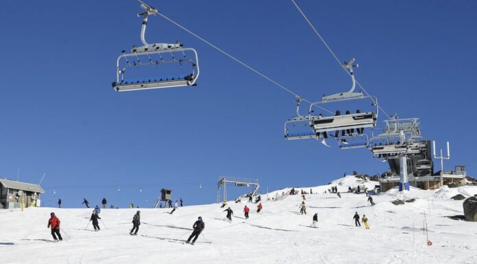 호주 페리셔 스키 리조트, 스노보드 사고로 20대 남성 사망 Skiers and snowboarders coming down the Legends run alongside the new Mt Perisher 6 chairlift on the opening day of the chairlift, at Perisher resort, on Friday 27, June 2025. (Alex Ellinghausen)