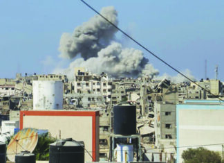 호주-이스라엘 상대국 의원·외교관 비자 취소 Smoke rises to the sky following an Israeli army airstrike in Khan Younis, in the Gaza Strip on Monday. (AP) 9NEWS