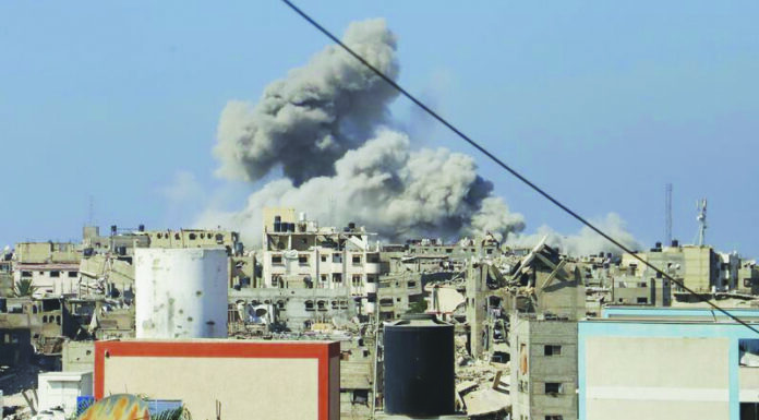 호주-이스라엘 상대국 의원·외교관 비자 취소 Smoke rises to the sky following an Israeli army airstrike in Khan Younis, in the Gaza Strip on Monday. (AP) 9NEWS