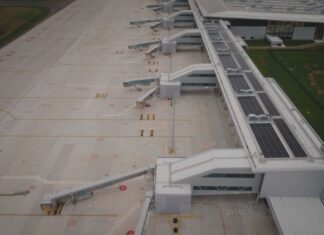 서부 시드니 공항, 원격 관제 시스템 도입 예정 The centre, located 17 kilometres away from the tarmac in Eastern Creek, will employ advanced technology to manage air traffic. (Nine)
