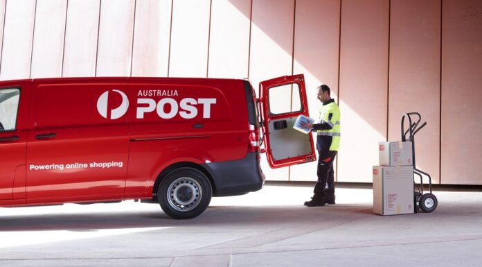 호주 우체국 미국으로의 우편물 발송 일부 중단 driver-unloading-van.jpg.auspostimage.970_0.medium, australia post