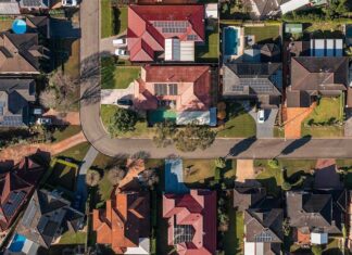호주 각 주 재생에너지 비중 비교…태즈메이니아 독보적 1위 On sunny days, rooftop solar can account for more than half of NSW power generation. (Adobe Stock)