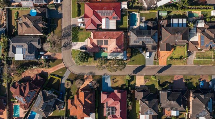 호주 각 주 재생에너지 비중 비교…태즈메이니아 독보적 1위 On sunny days, rooftop solar can account for more than half of NSW power generation. (Adobe Stock)