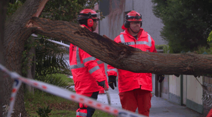 호주 남동부, 폭풍우와 토네이도 강타 Residents in South Australua, Victoria, Tasmania, and parts of NSW and the ACT have shivered through the night as blizzard-like conditions brought low-level snow and powerful winds. (Nine)