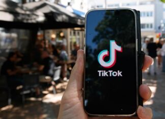 호주, Z세대 AI·SNS 불신 급증 The survey finds Australians are particularly distrusting of TikTok. Picture NewsWire Tim Pascoe_news.com.au