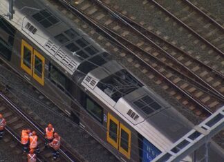시드니, 기차 운행 중단 사태 ‘소통 부재’ 비판 The overhead cable fell onto a train near Homebush. (ABC News)