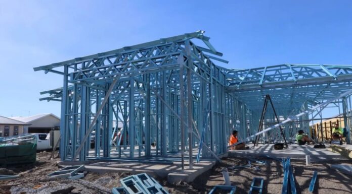호주, 주택 건축 기준 미국보다 뒤쳐져 One of the steel framed homes the builder inspected in Brisbane. Picture_YouTube_Matt Risinger_news.com.au