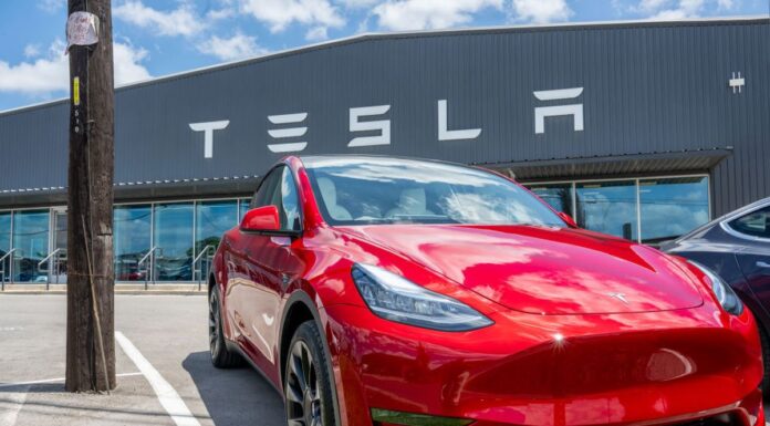 호주, 테슬라 차량 자동 창문 결함으로 대규모 리콜 A Tesla Model Y is seen on a Tesla car lot on May 31, 2023 in Austin, Texas. (Getty)_9news