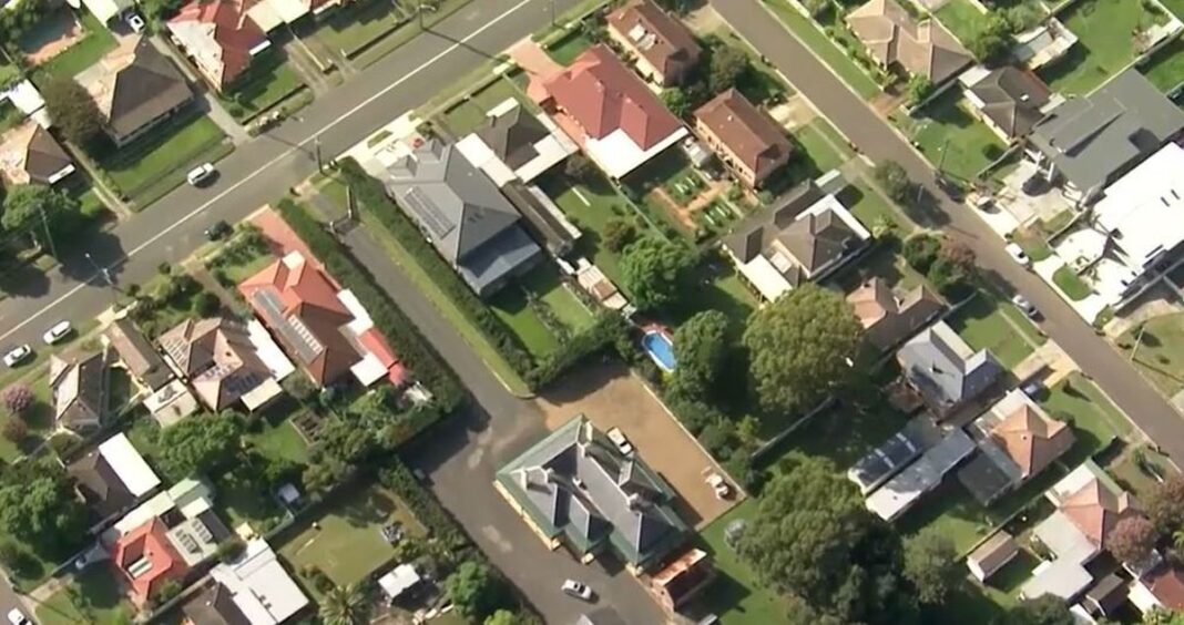 Property investors claiming negative gearing could be costing Aussie taxpayers hundreds of millions of dollars every year, a new report says. (9News)