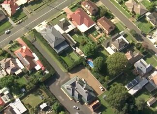 2026년 부동산, 그리고 세미나 Property investors claiming negative gearing could be costing Aussie taxpayers hundreds of millions of dollars every year, a new report says. (9News)