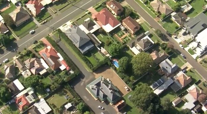 2026년 부동산, 그리고 세미나 Property investors claiming negative gearing could be costing Aussie taxpayers hundreds of millions of dollars every year, a new report says. (9News)
