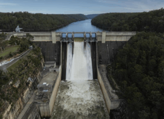 시드니 Warragamba 댐, 폭우로 방류 WaterNSW said the dam started spilling at 3.25am. (Sydney Morning Herald)