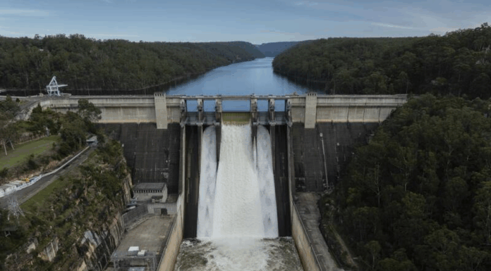 시드니 Warragamba 댐, 폭우로 방류 WaterNSW said the dam started spilling at 3.25am. (Sydney Morning Herald)